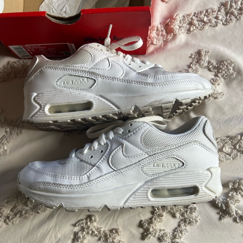 Nike women’s AIR MAX 90